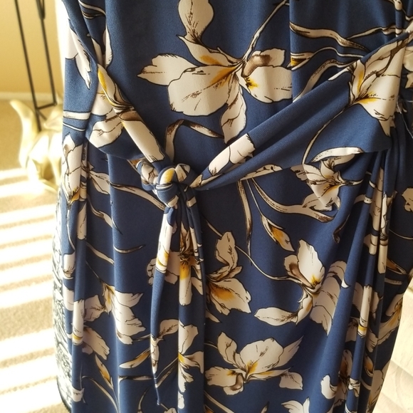 Floral body con dress - Picture 4 of 6